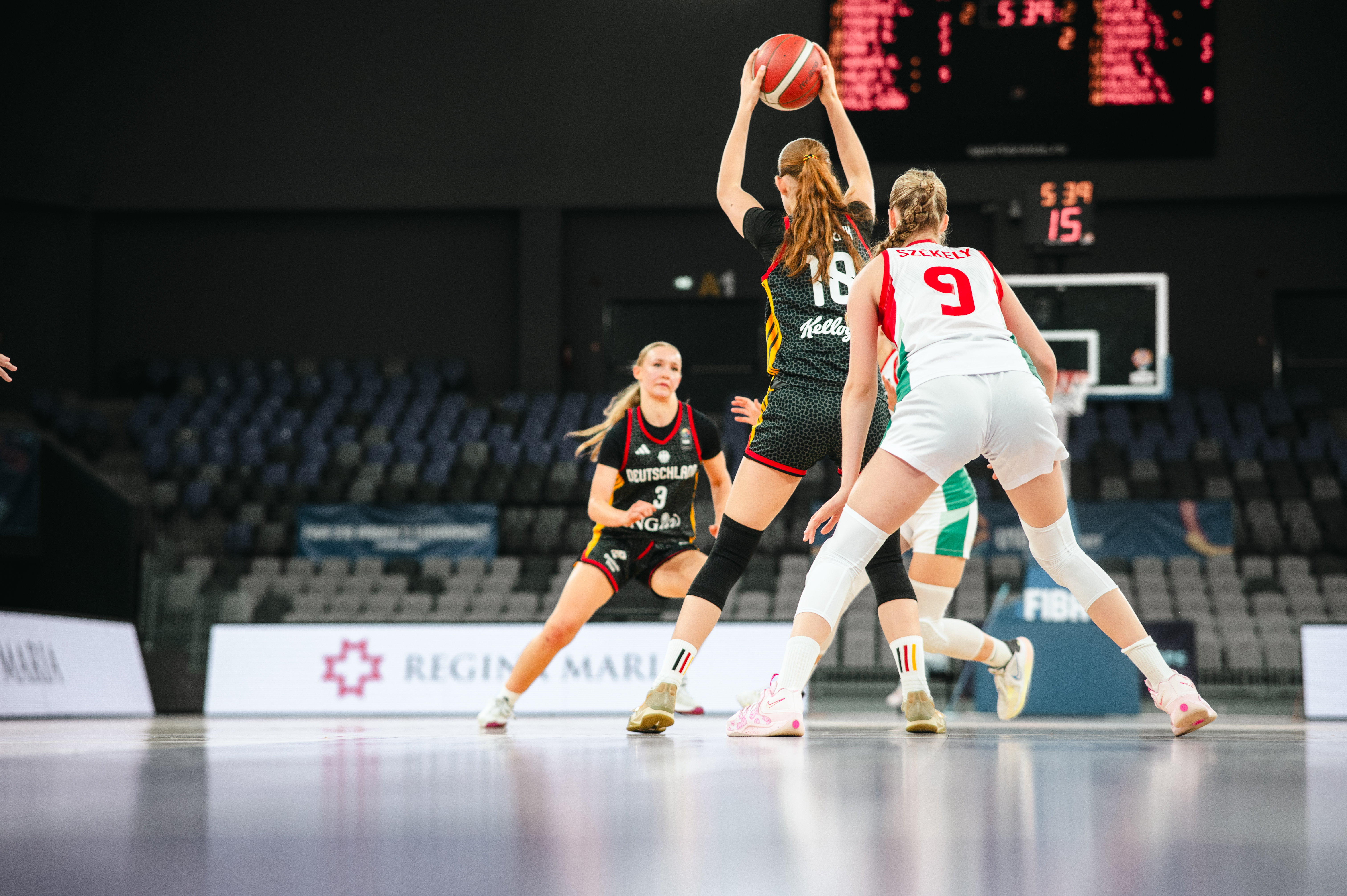 Nele Prowaznik (#18; Deutschland u16w) beim Wurfversuch gegen Lia Szekely (#9; Hungary)